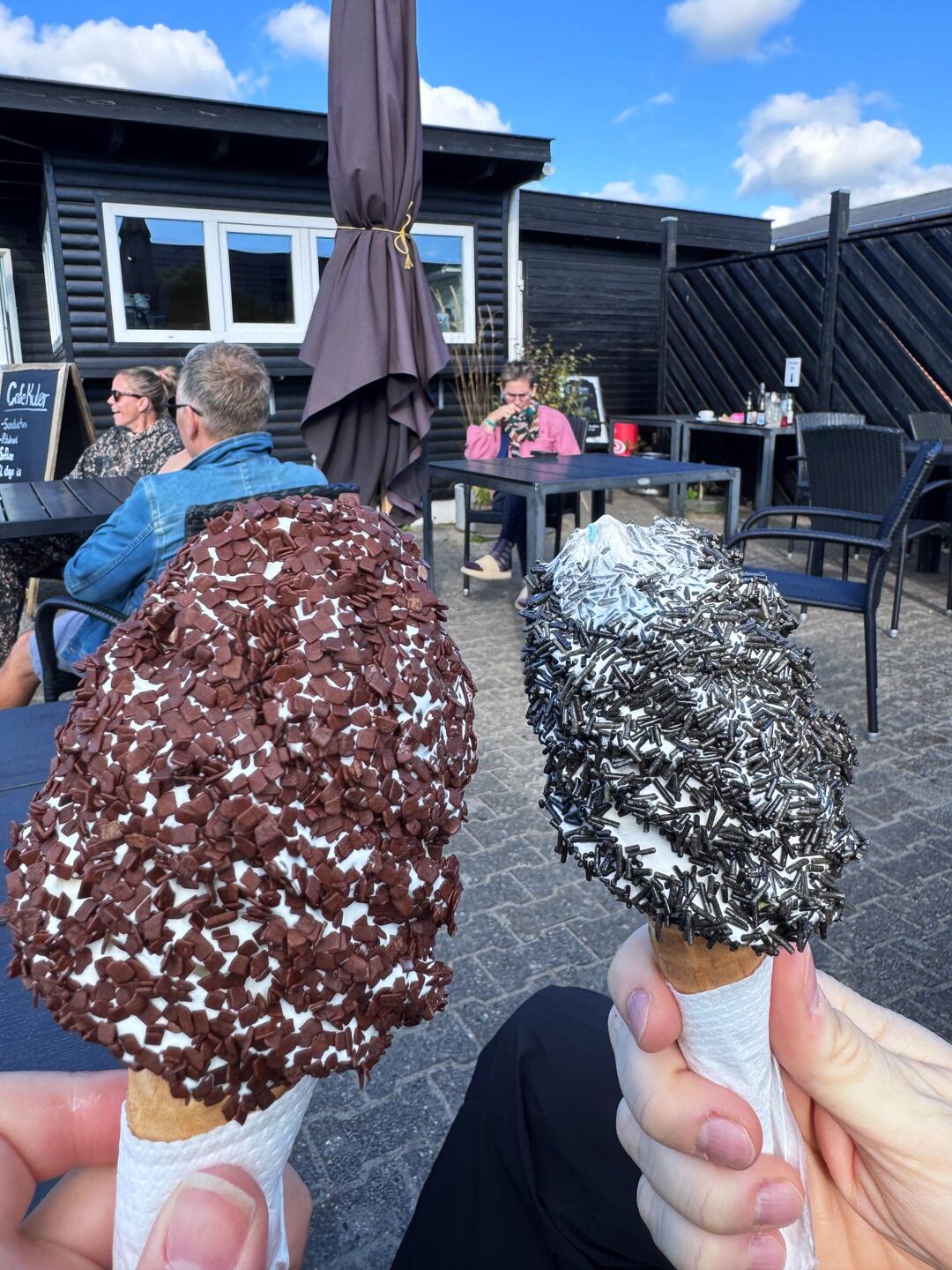 kleines dänisches Softeis mit Schoko- bzw. Lakritzstreussel 🤤