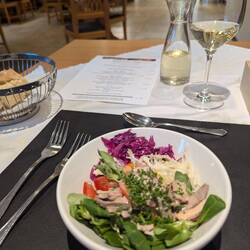 Salat vom Buffet vorneweg und natürlich einen grünen Veltliner