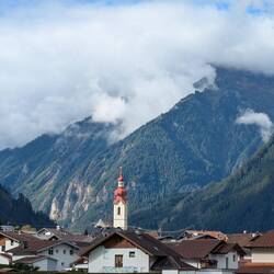 Blick auf Pfunds... Eigentlich noch mit Paragleiter, aber der ist schwer zu erkennen