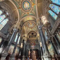 Entrance to the Basilica, it was crowded!