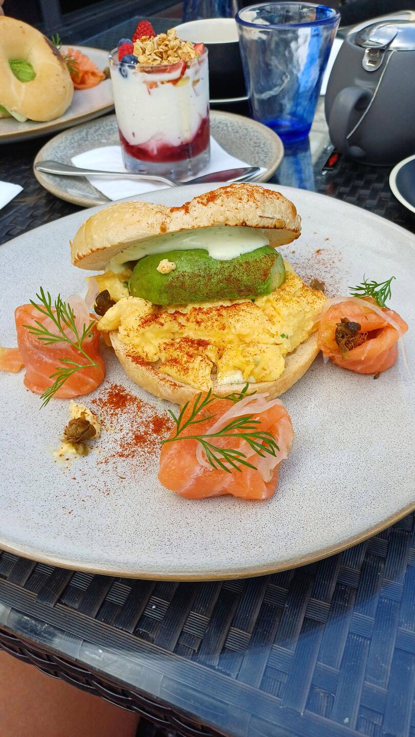Bagel mit Avocado, Lachs unnd Rührei😋