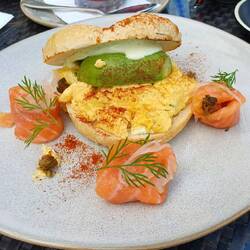 Bagel mit Avocado, Lachs unnd Rührei😋