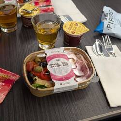 Endlich Gemüse! War zwar nur eine Antipasti-Box, aber eine Wohltat nach den letzten Tagen.