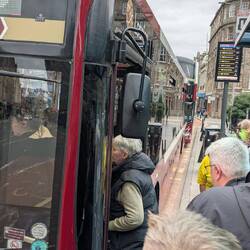 Bis auf London haben wir nur Busse mit einer Tür gesehen. Dadurch dauern die Stops an den Stationen