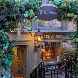 Das Queens Arms. Heute haben reserviert und müssen nicht, wie gestern, weiterziehen.