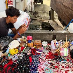 Jonny macht mir eine Muschelkette