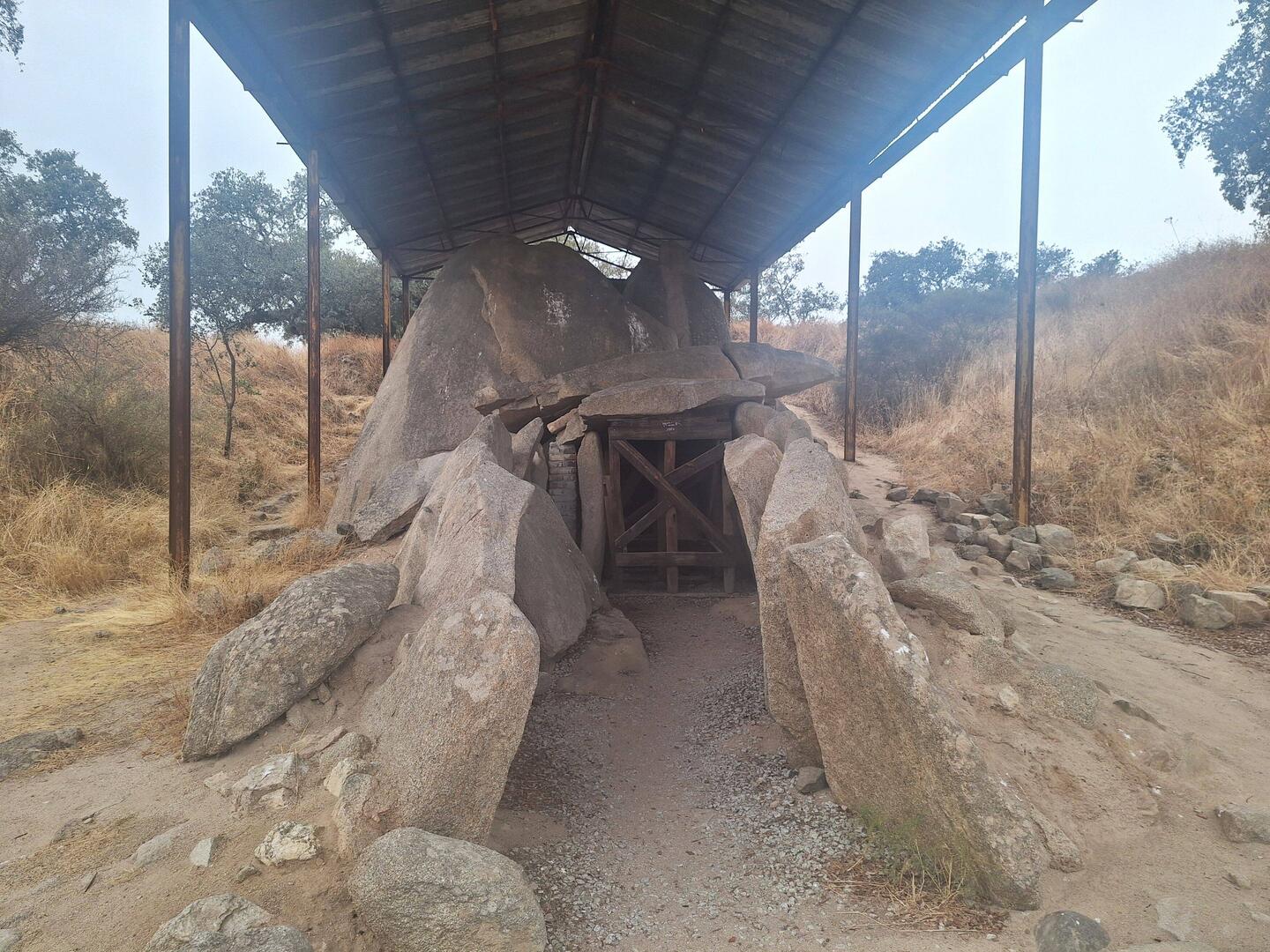 Doorway to the anta/dolmen