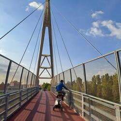 Beeindruckende Velobrücke über Po-Autobahn!