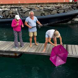 Regenschirm fischen...! 😅😂🤣