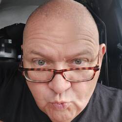 Instagrammerpose, das was so unregelmäßig aussieht sind lose Haare.