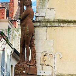 Artística, con esculturas de madera y arte urbano en cada esquina.