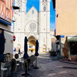 Arquitectónica, con joyas como la catedral y fachadas renacentistas.