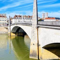 Romántica, con puentes y calles que invitan a paseos inolvidables.