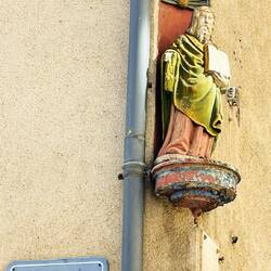 Laberíntica, en sus callejuelas que esconden sorpresas y arte.