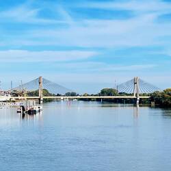Apacible, un refugio de paz a orillas de un río calmado.
