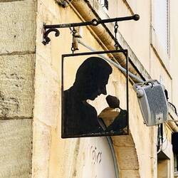 Animada, con una vida local que se nota en sus cafés y terrazas.