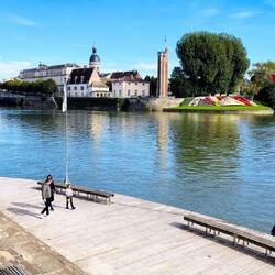 Serenamente fluvial, gracias al tranquilo río Saône que la atraviesa.