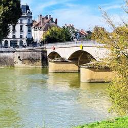 Fluvial, porque el Saône no solo cruza, sino que da vida a la ciudad.