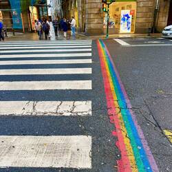 Sogar die Zebrastreifen haben hier Pilgerfreude – in bunt! 🌈🚶‍♂️