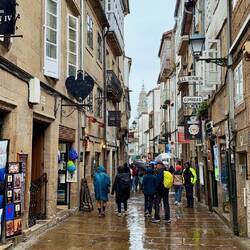 Regen, Kopfsteinpflaster und Pilger so weit das Auge reicht – Santiago im typischen Outfit. ☔🏰