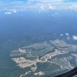 Rodungen, dahinter intakter Regenwald (Brunei)