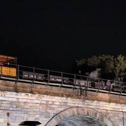 Bei knapp unter 10 Grad und Regen stehen noch einige 100 Schaulustige an der Brücke