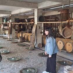 In Kindzmarauli mit unserer Führerin. Unten Qvevris mit je 2000 Litern