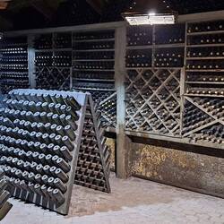 Schaumweinständer und Enothek bei Shumi