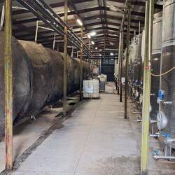 Links Tanks aus der Sowjetzeit: jeder fasst 50000 Liter