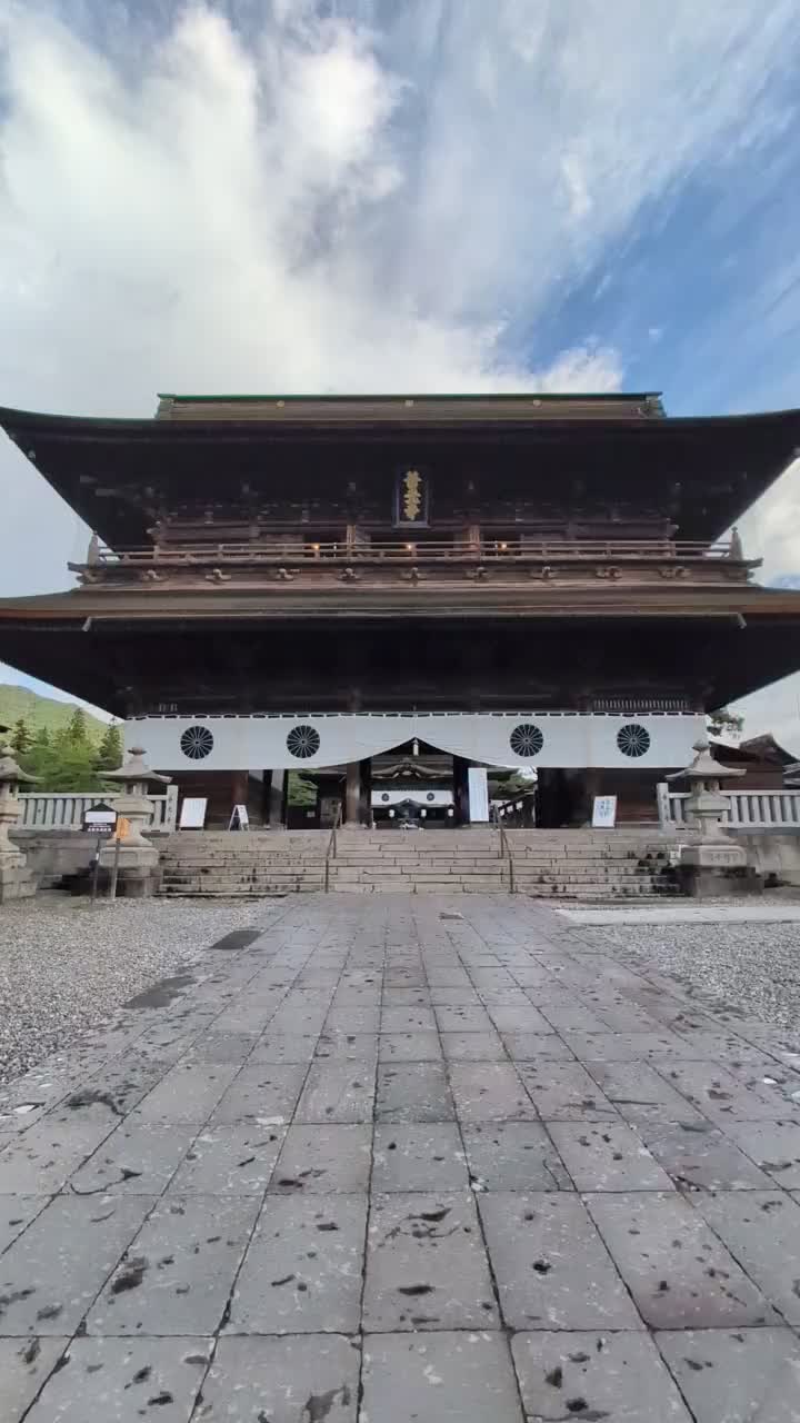 Durch das Tor zum Haupttempel