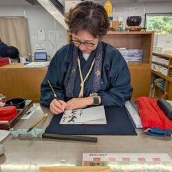 Der Stempel wird handgemalt