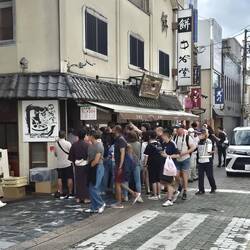 Am Laden ist immer was los, denn man kann bei der Produktion zuschauen