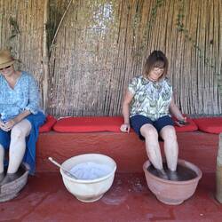 Danach Fußbäder mit Salz, verschiedenen Kräutern, Blüten und Zum Schluss ein wohltuenden Öl für die.