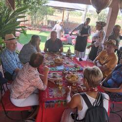 Einfache,aber labende Speise: Fladenbrot, Olivenöl, eingelegte Oliven, Erdnüsse und Kräutertee.
