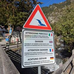 Mit Erklärung macht das Schild Sinn, vorher dachte ich, ich muss Tintenkleckse raten