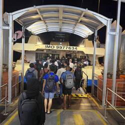 Links zu Fuß, rechts Roller