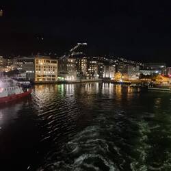 Skyline von Bergen bei Nacht