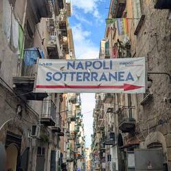 Hier geht es ganz unscheinbar zum Eingang von Napoli Sotteranea