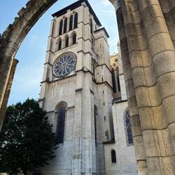 Cathédrale Saint-Jean-Baptiste. Old ruins next door