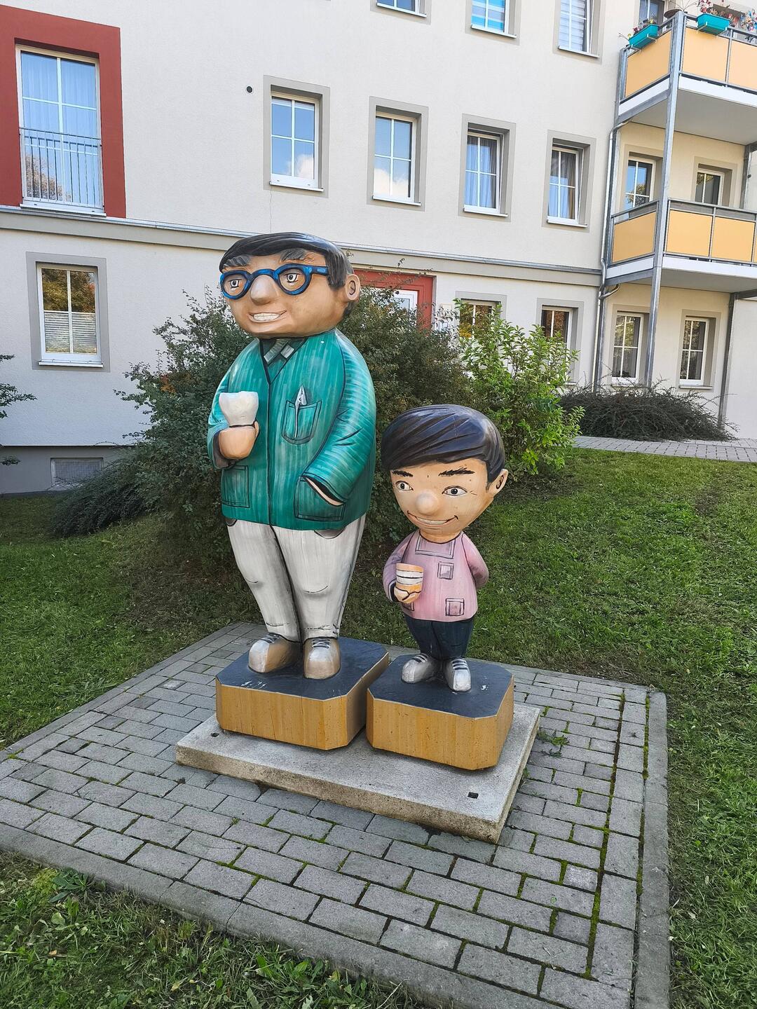 Vater und Sohn vor dem Zahnarzt