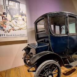 1905: Das erste serienmäßige E-Auto in Saskatchewan. Von Fa. Rauch und Lang. Klingt Deutsch.