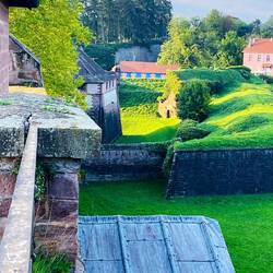 Torres vigía delimitan el horizonte urbano.