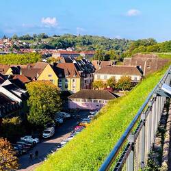 Espacios verdes alternan con zonas fortificadas.