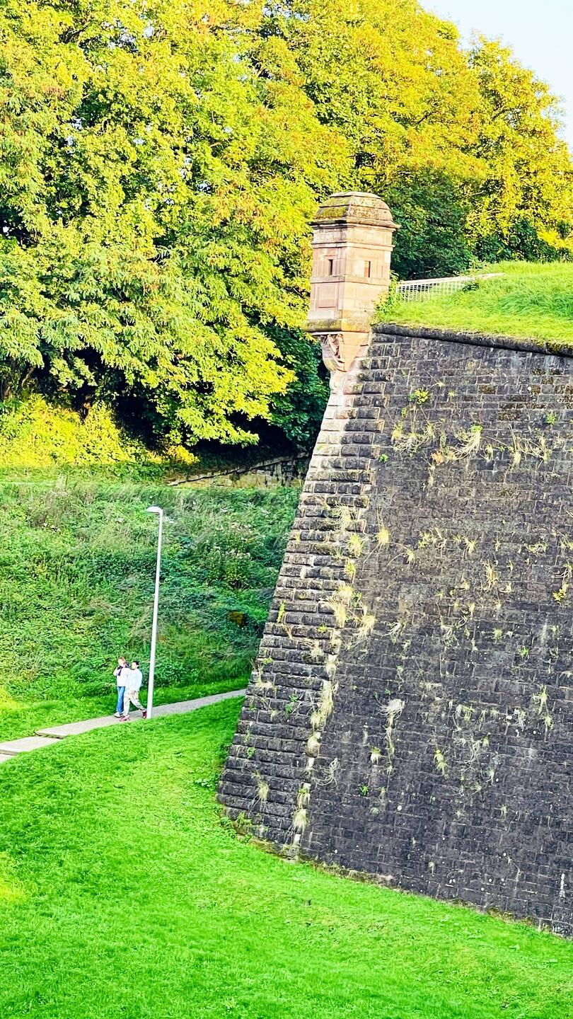Ciudadela de Vauban, sólida e imponente sobre el horizonte urbano.
