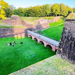 Puentes de piedra conectan zonas antiguas y nuevas.