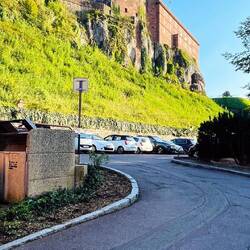 Murallas centenarias, guardianas silentes del pasado militar.