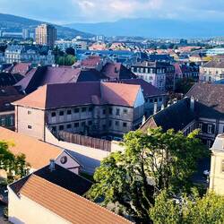 Allí en el centro de la foto " La cárcel "