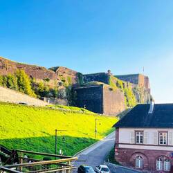 Edificios de arenisca rojiza brillan al sol de la tarde