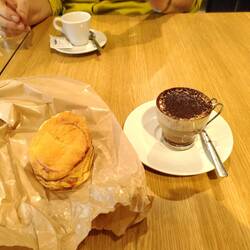 Direkt am Flughafen ein zweites Frühstück mit Pizzette aus Cagliari und Marrocchino genossen.