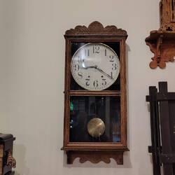 So eine Uhr hing bei beiden Omas von uns